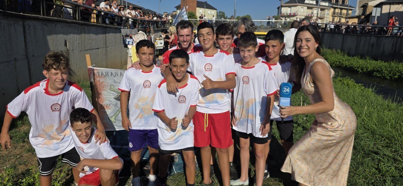 Grupo de jóvenes participantes en el Descenso del Naraya en Camponaraya