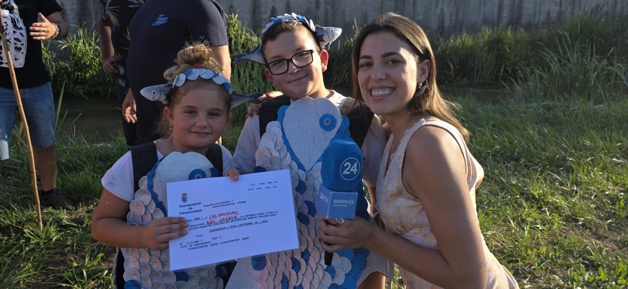 Niños y presentadora sosteniendo un premio en el Descenso del Naraya
