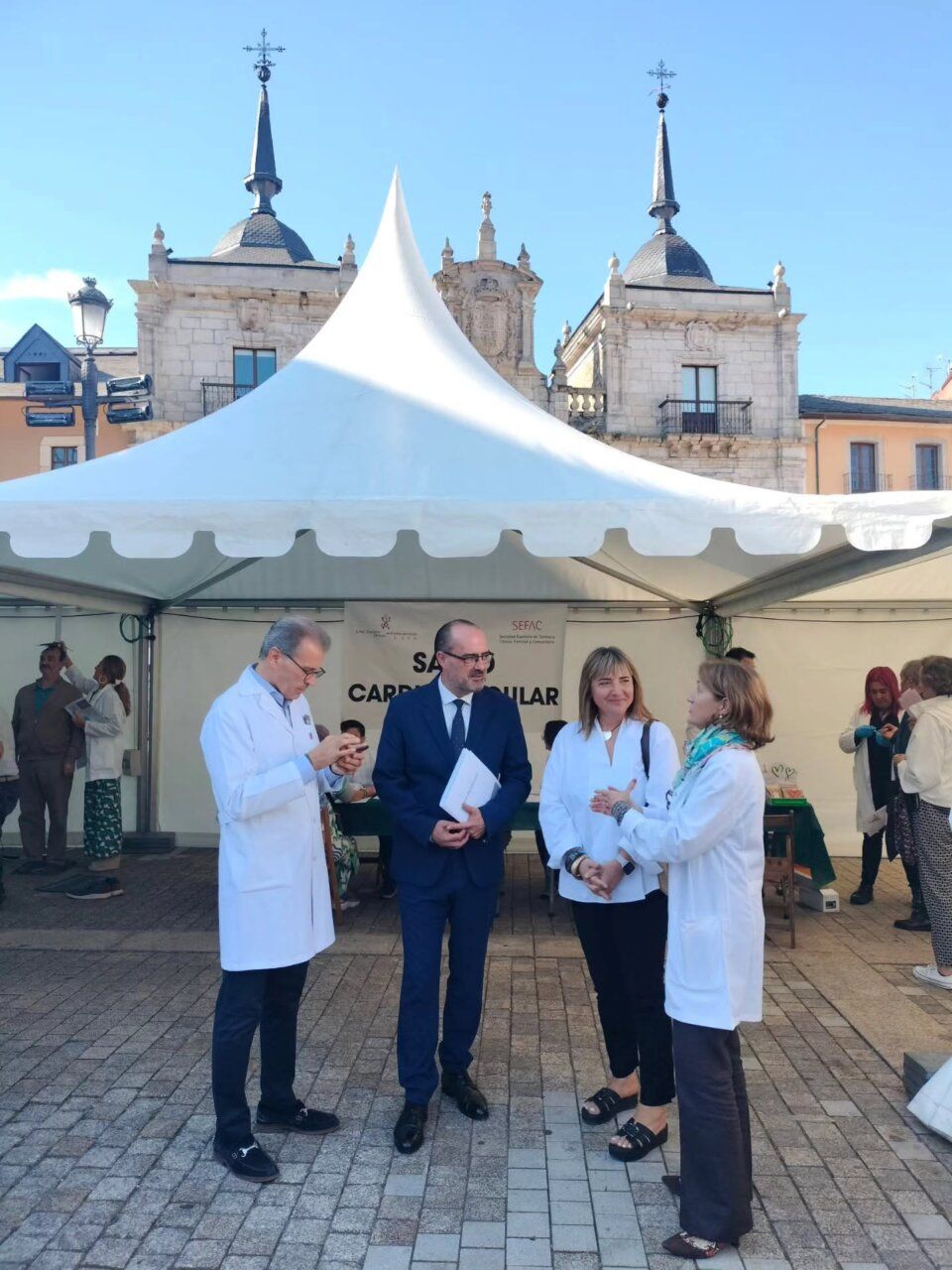 Profesionales de la salud conversando en Ponferrada durante el Día Mundial del Farmacéutico