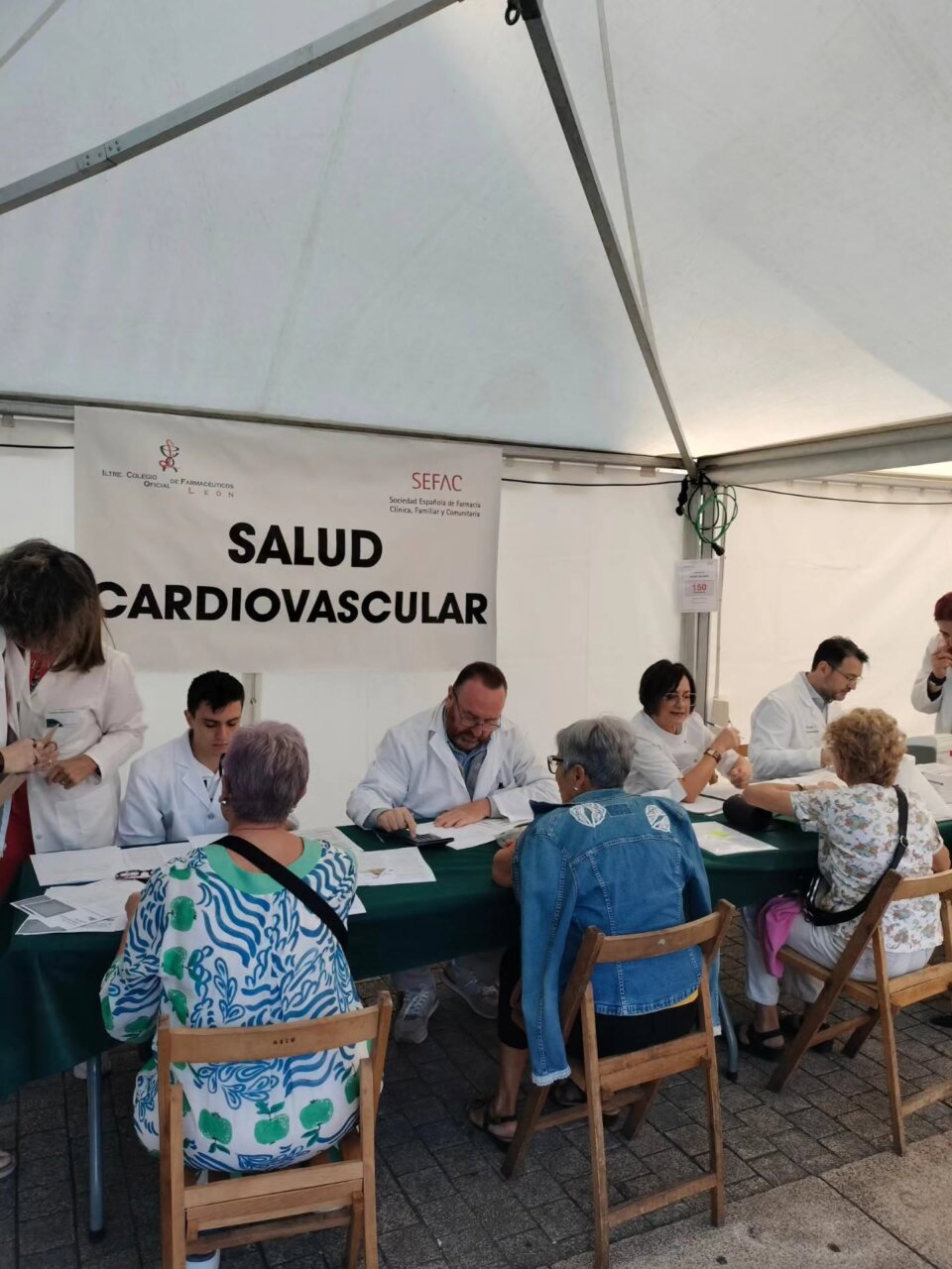 Profesionales de la salud en el Día Mundial del Farmacéutico en Ponferrada