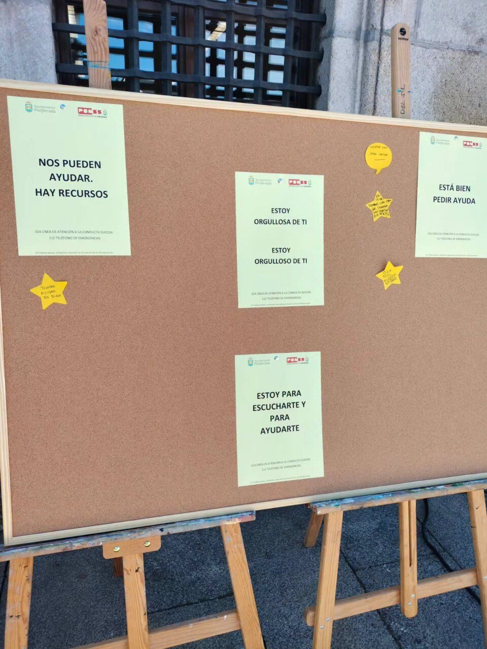 Cartel informativo sobre prevención del suicidio en Ponferrada