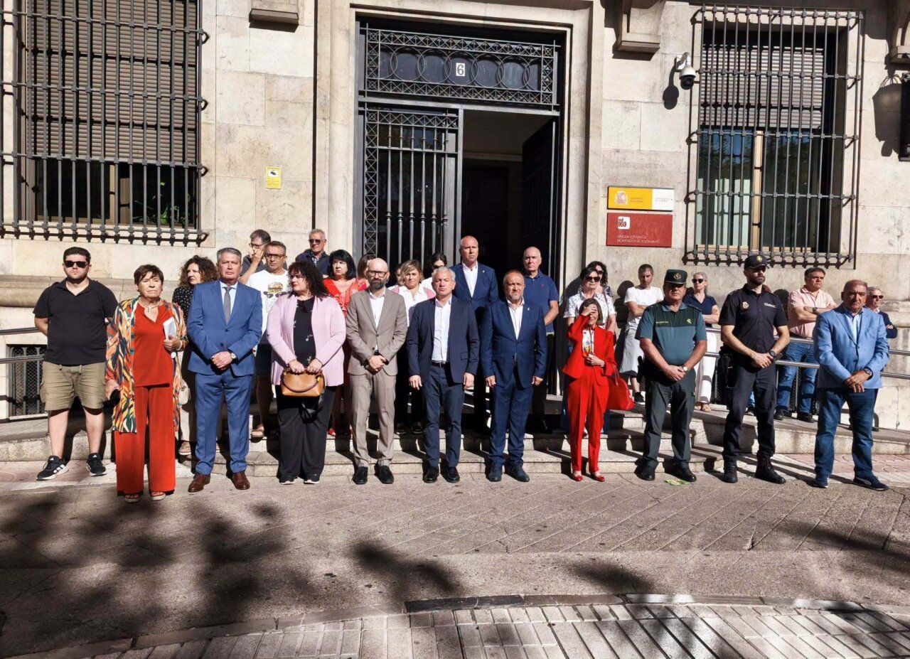 Minuto de silencio en la Diputación de León por violencia machista