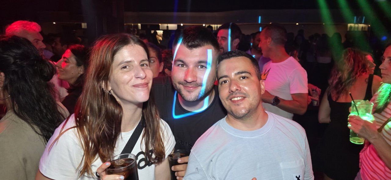 Grupo de amigos disfrutando en la Discoteca Temple durante el evento After Viva Suecia.