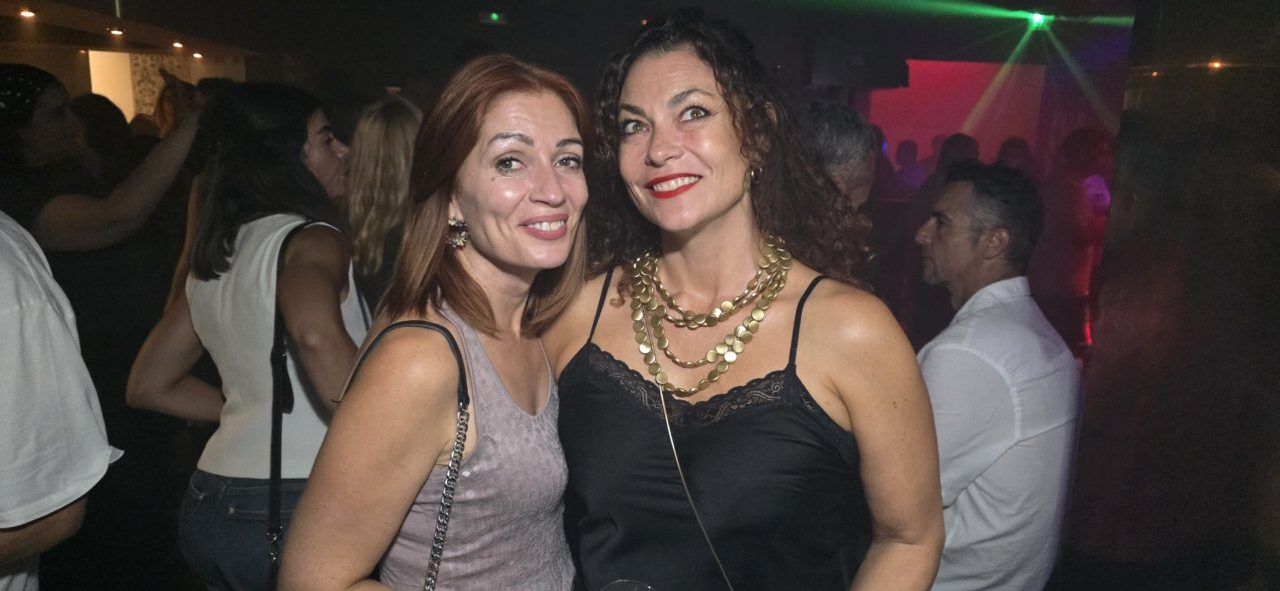 Dos mujeres sonriendo en la Discoteca Temple durante el evento After Viva Suecia