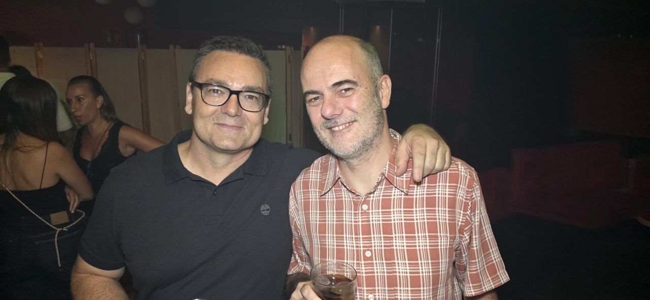 Dos hombres sonrientes en la Discoteca Temple durante el evento After Viva Suecia