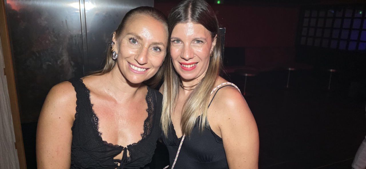 Dos mujeres sonriendo en la Discoteca Temple durante el evento After Viva Suecia.