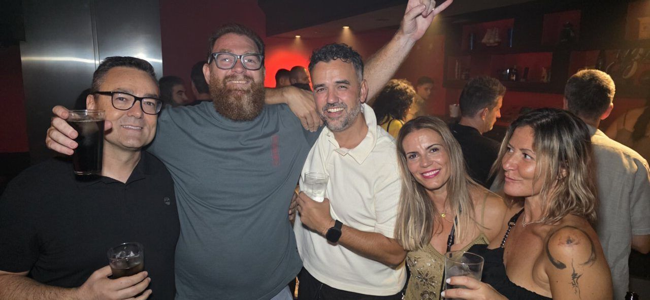Grupo de amigos disfrutando en la Discoteca Temple durante el evento After Viva Suecia