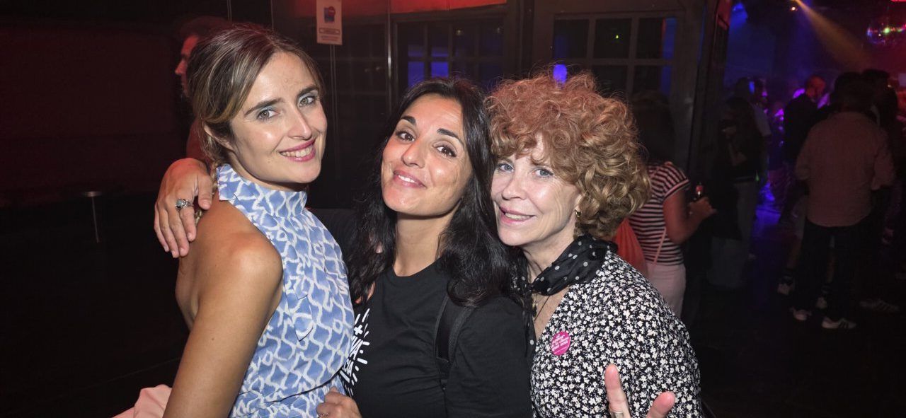 Tres mujeres sonrientes en la Discoteca Temple durante el evento After Viva Suecia
