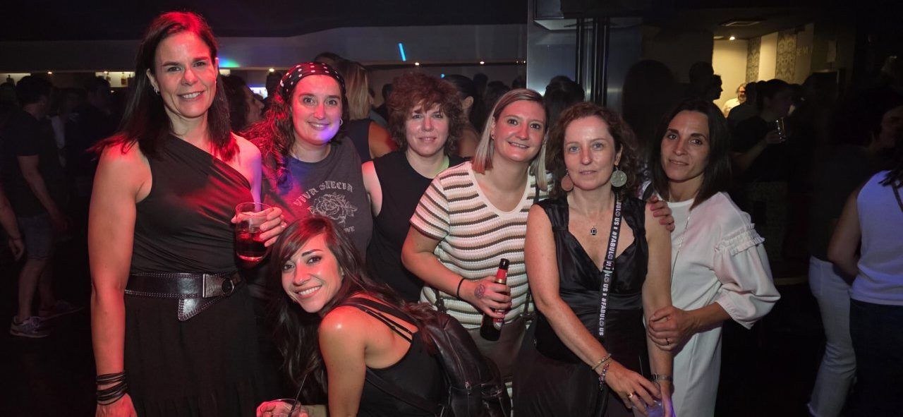 Grupo de mujeres disfrutando en la Discoteca Temple durante el evento After Viva Suecia.