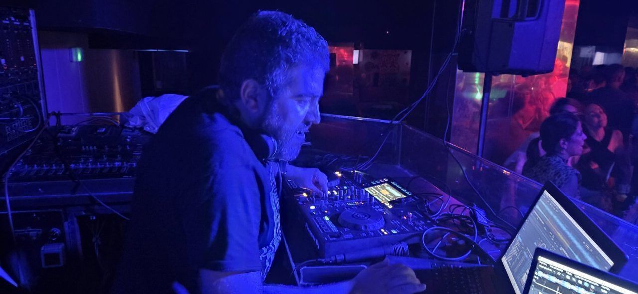 DJ actuando en la Discoteca Temple durante el evento After Viva Suecia