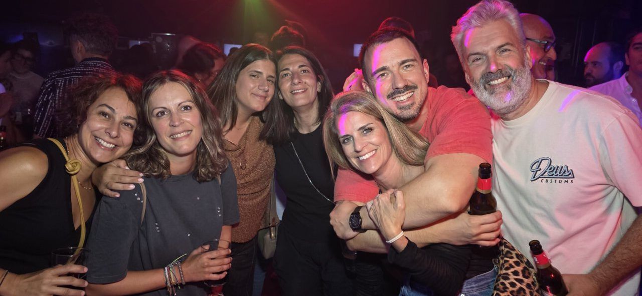 Grupo de amigos disfrutando en la Discoteca Temple durante el evento After Viva Suecia.