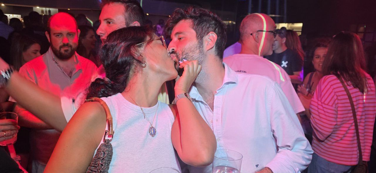 Pareja besándose en la Discoteca Temple durante el evento After Viva Suecia