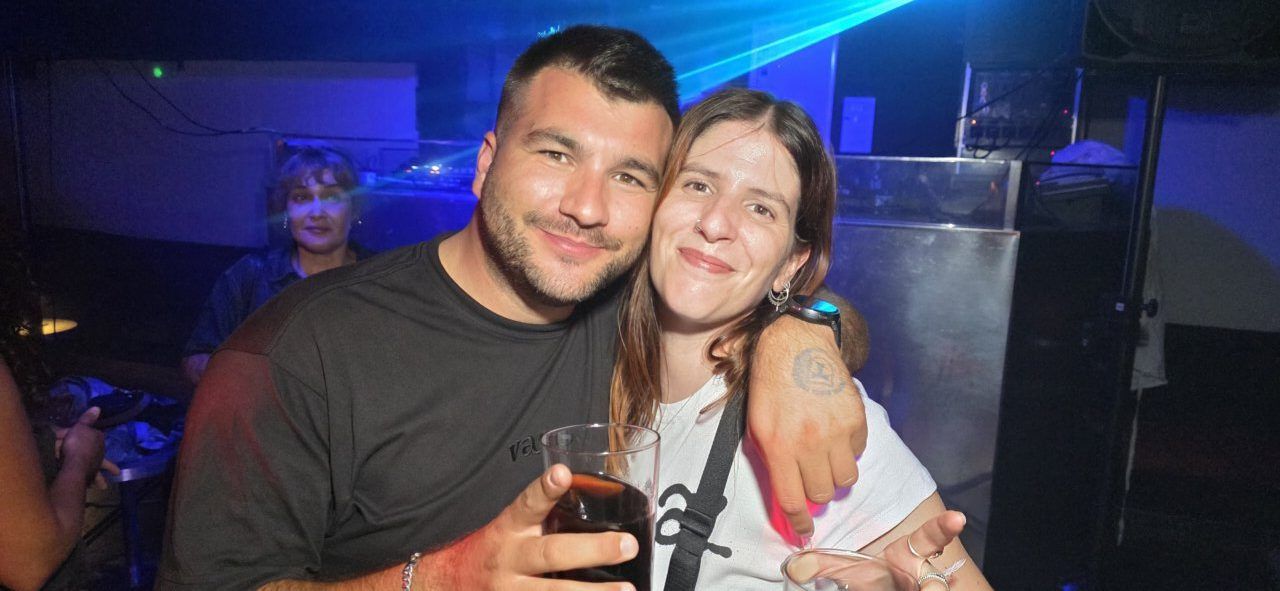 Pareja disfrutando en la Discoteca Temple durante After Viva Suecia