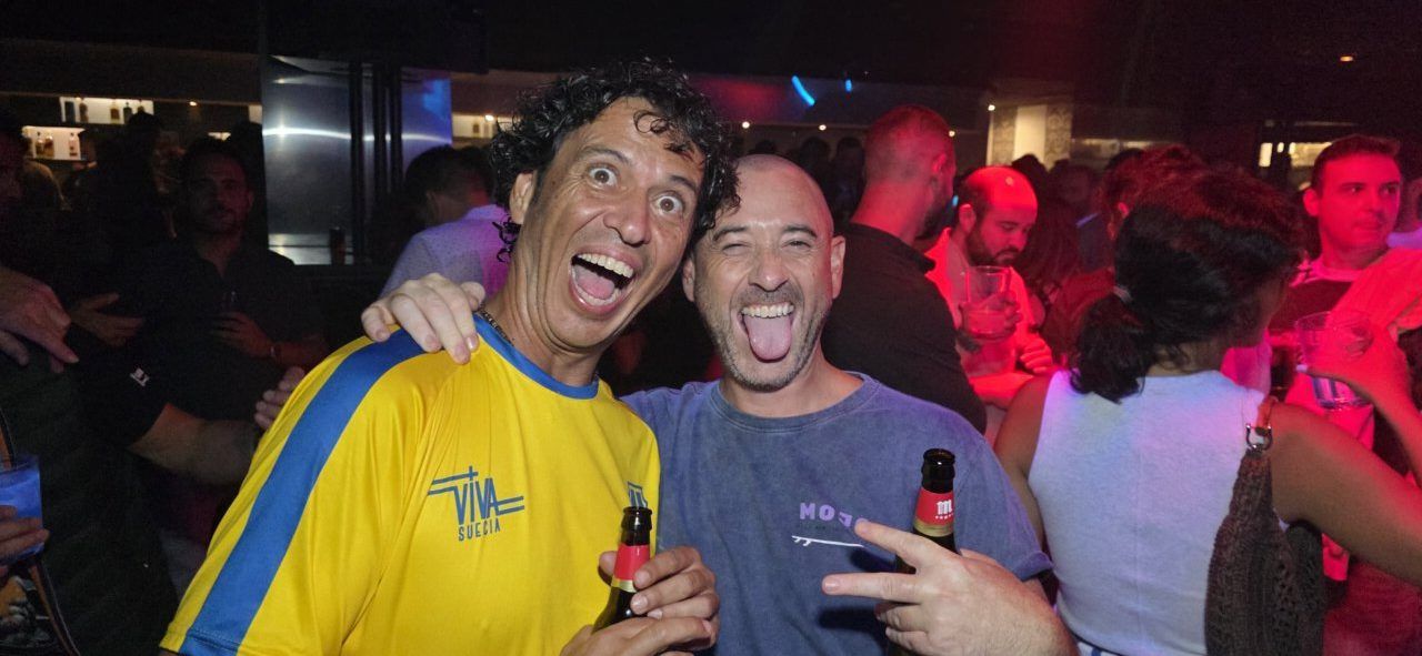 Dos hombres sonrientes en la Discoteca Temple durante el evento After Viva Suecia.