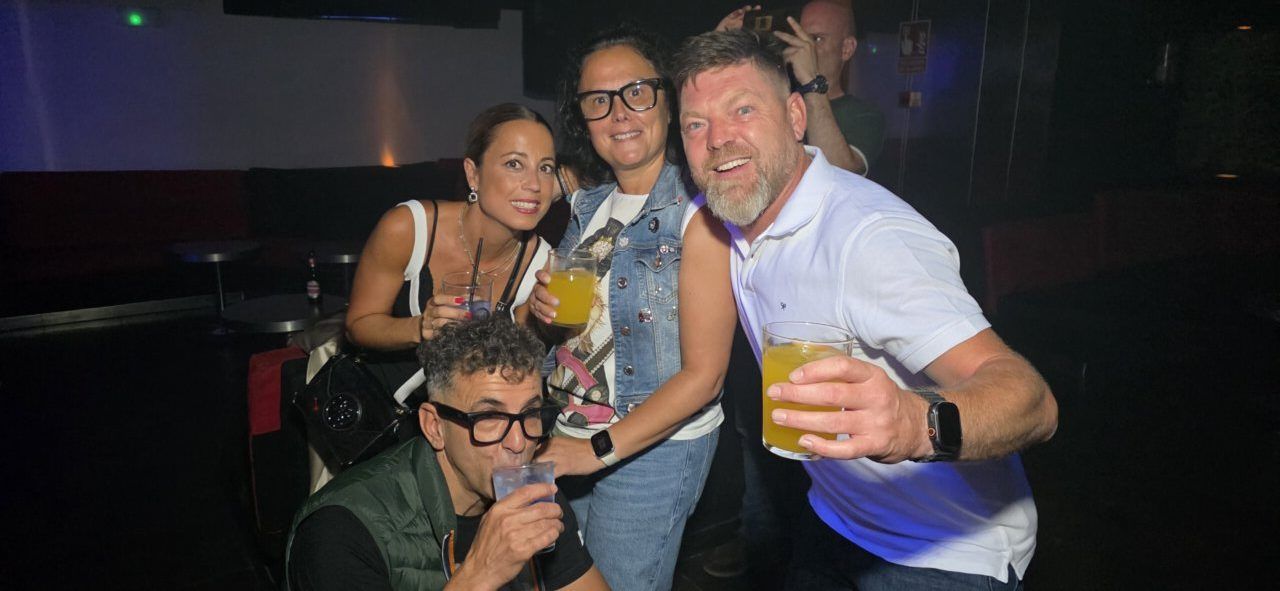 Grupo de amigos disfrutando en la Discoteca Temple durante un evento