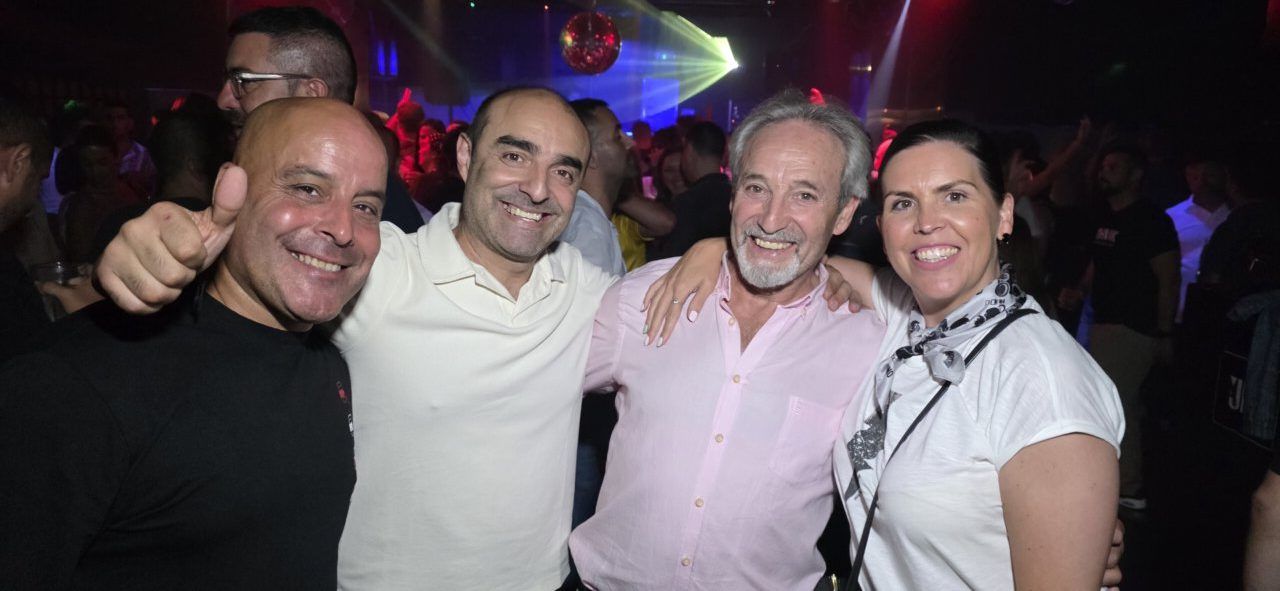 Grupo de amigos disfrutando en la Discoteca Temple durante el evento After Viva Suecia.