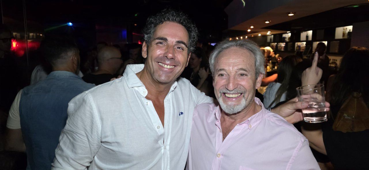 Dos hombres sonrientes en la Discoteca Temple durante el evento After Viva Suecia.