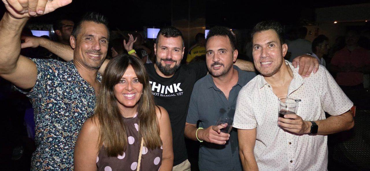 Grupo de amigos disfrutando en la Discoteca Temple durante el evento After Viva Suecia