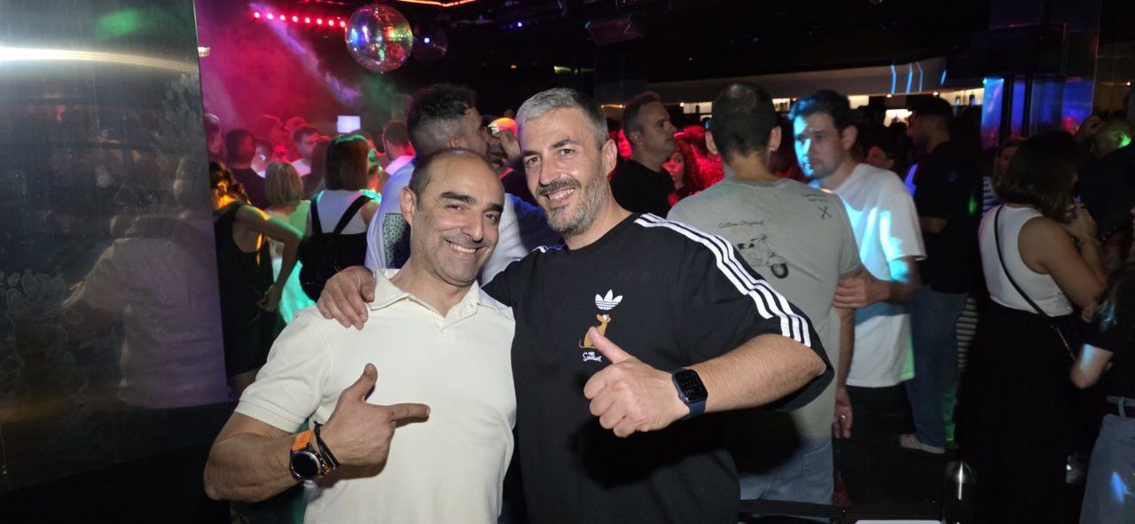 Dos hombres sonriendo en la Discoteca Temple durante el evento After Viva Suecia.