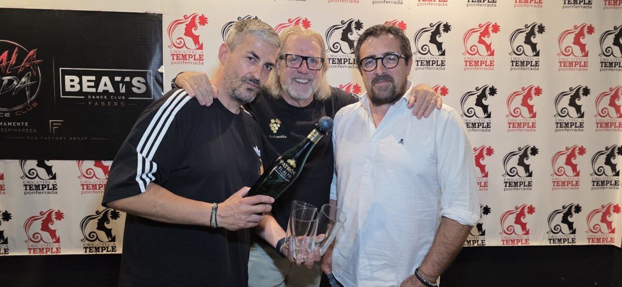 Tres hombres celebrando en la Discoteca Temple durante After Viva Suecia