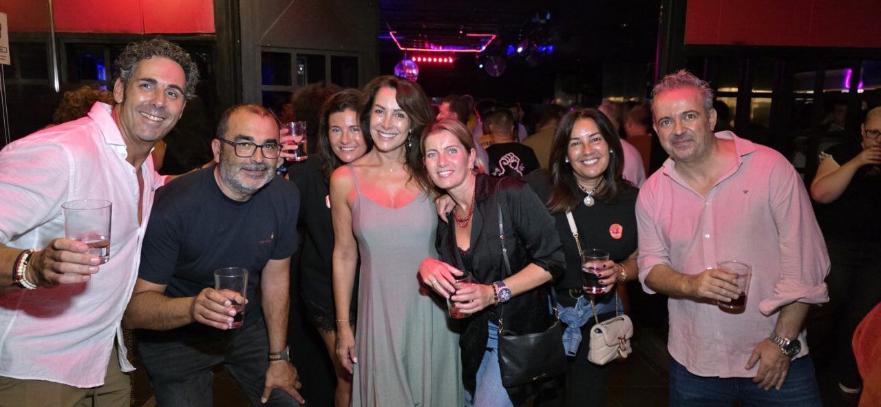 Grupo de personas disfrutando en la Discoteca Temple durante el evento After Viva Suecia.