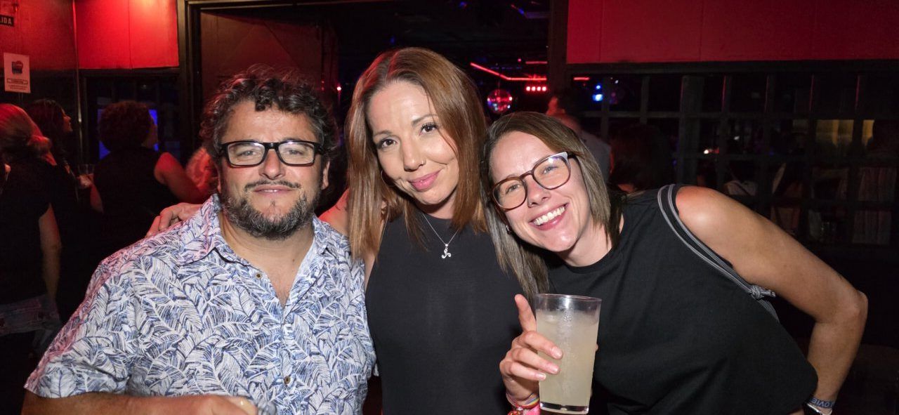 Grupo de amigos disfrutando en la Discoteca Temple durante el evento After Viva Suecia.