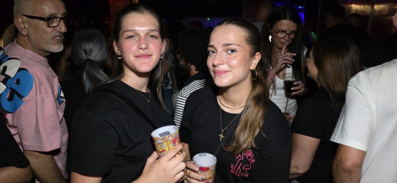 Dos jóvenes disfrutando en la Discoteca Temple durante el evento After Viva Suecia