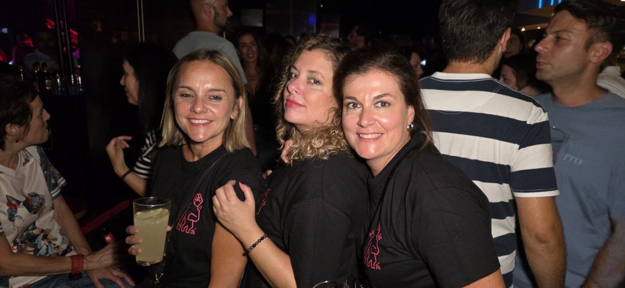 Grupo de amigas disfrutando en la Discoteca Temple durante el evento After Viva Suecia