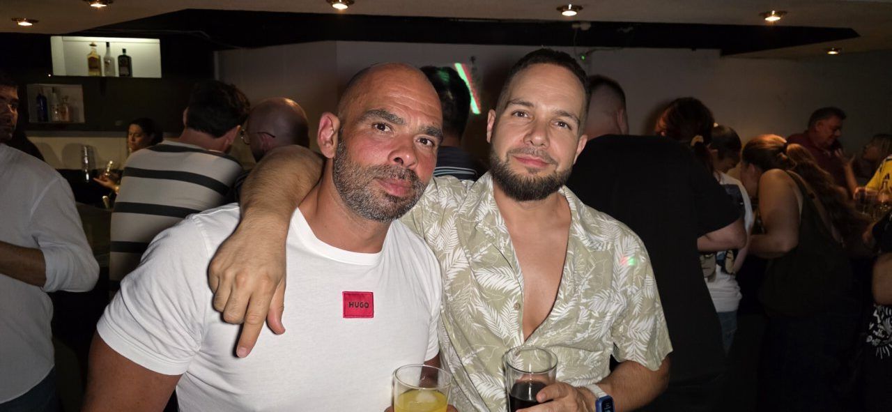 Dos hombres disfrutando en la Discoteca Temple durante el evento After Viva Suecia