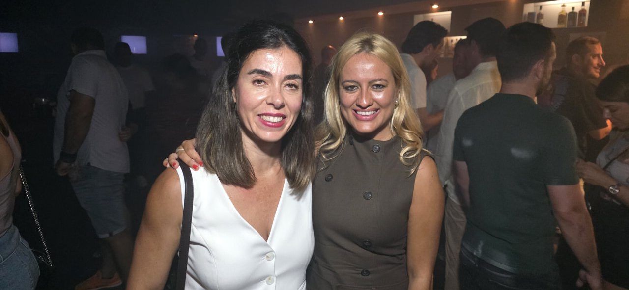 Dos mujeres sonriendo en la Discoteca Temple durante el evento After Viva Suecia.