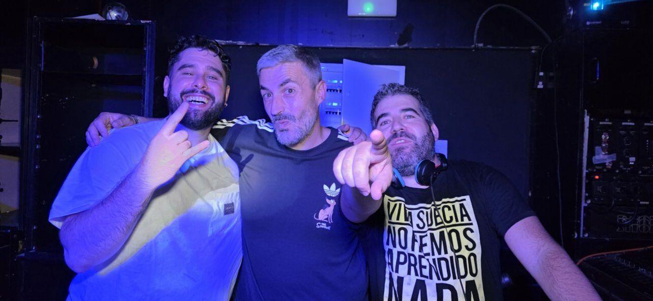 Tres personas sonrientes en la cabina de la Discoteca Temple