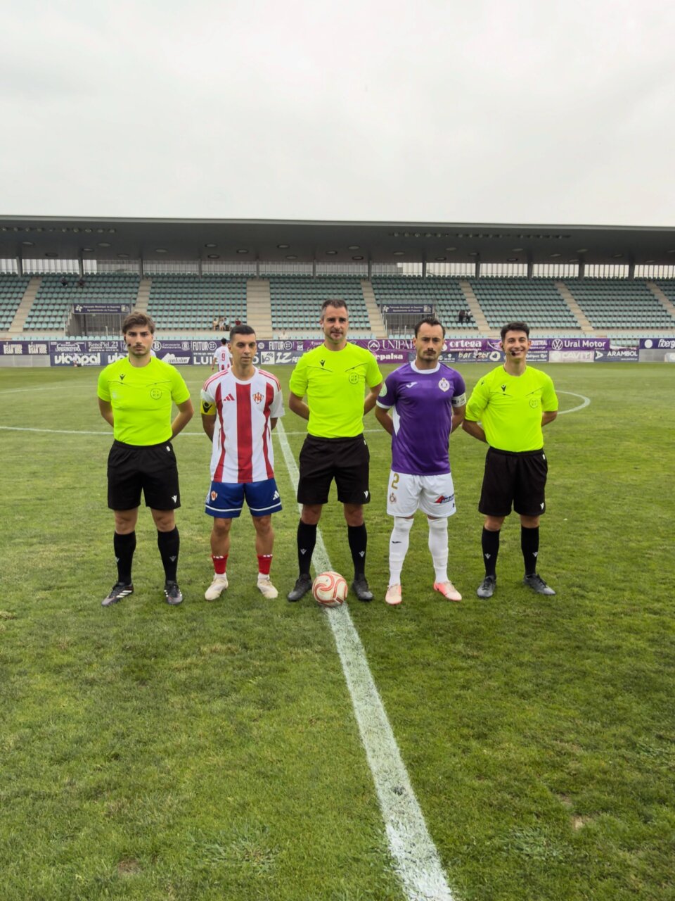 Jugadores y árbitros del Atlético Bembibre en el campo de fútbol