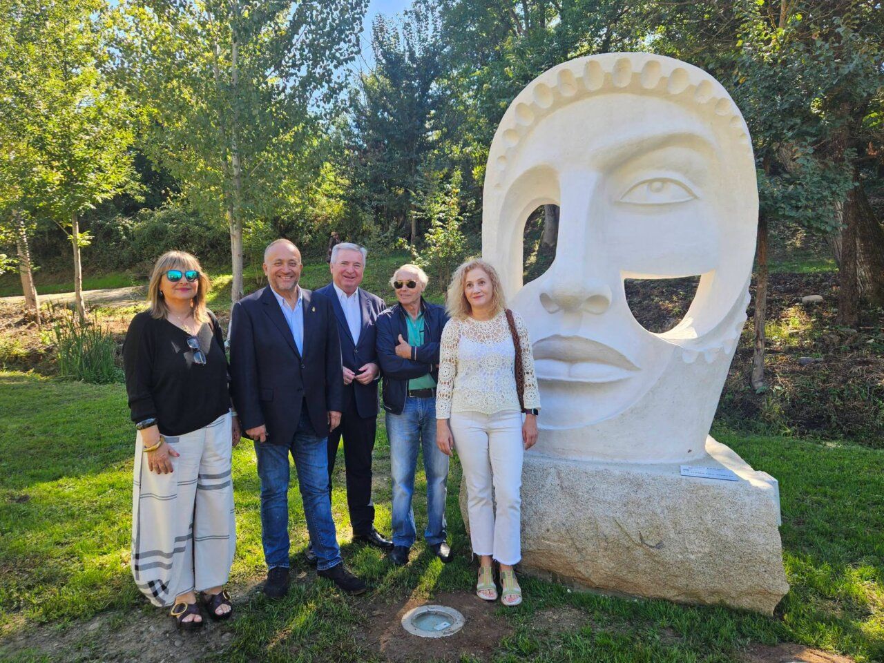 Inauguración del Espacio de Escultura Monumental en Carracedelo con artistas y autoridades.