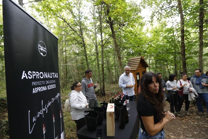 Participantes en una cata de vino durante el Festival Villar de los Mundos