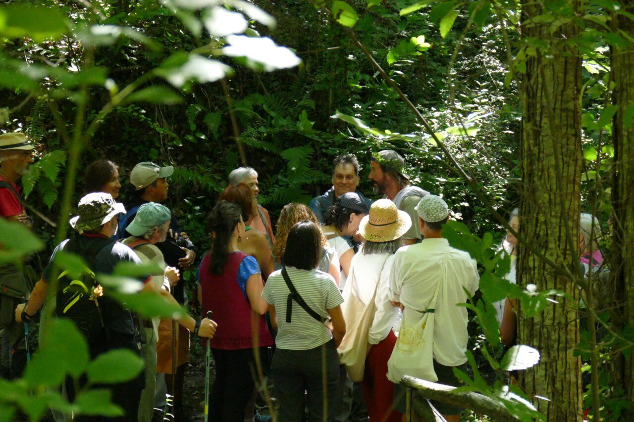 Grupo de personas participando en actividades del Festival Villar de los Mundos