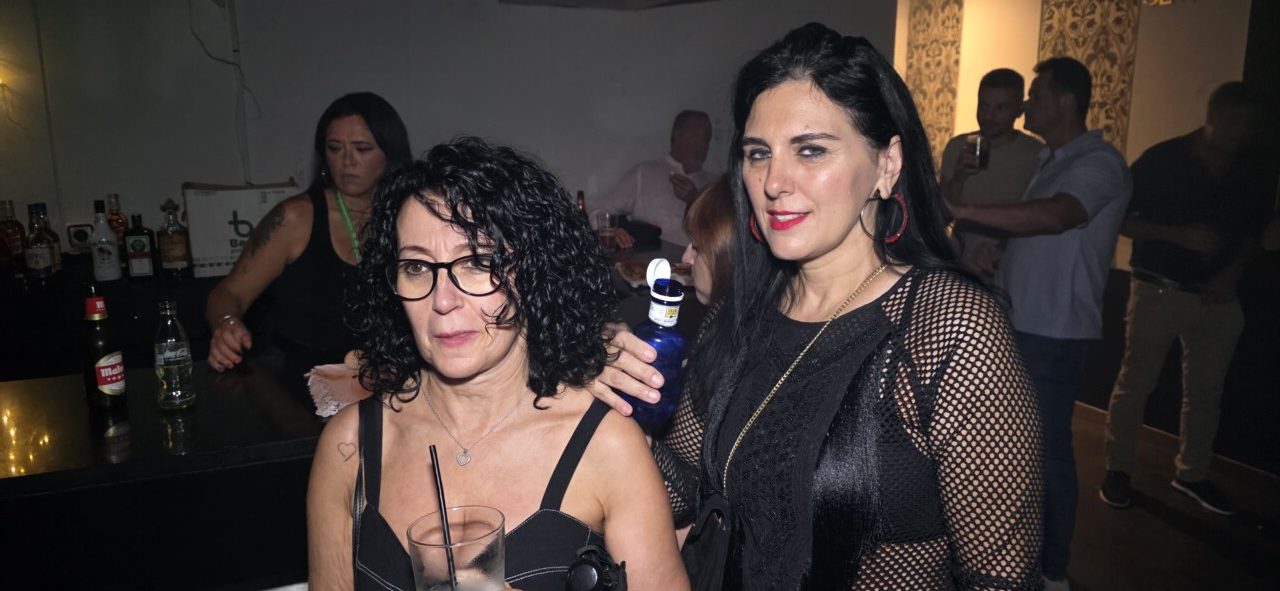 Mujeres disfrutando en la fiesta de los 80 y 90 en Ponferrada