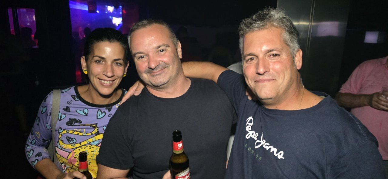 Grupo de amigos disfrutando en la fiesta de los 80 y 90 en Ponferrada