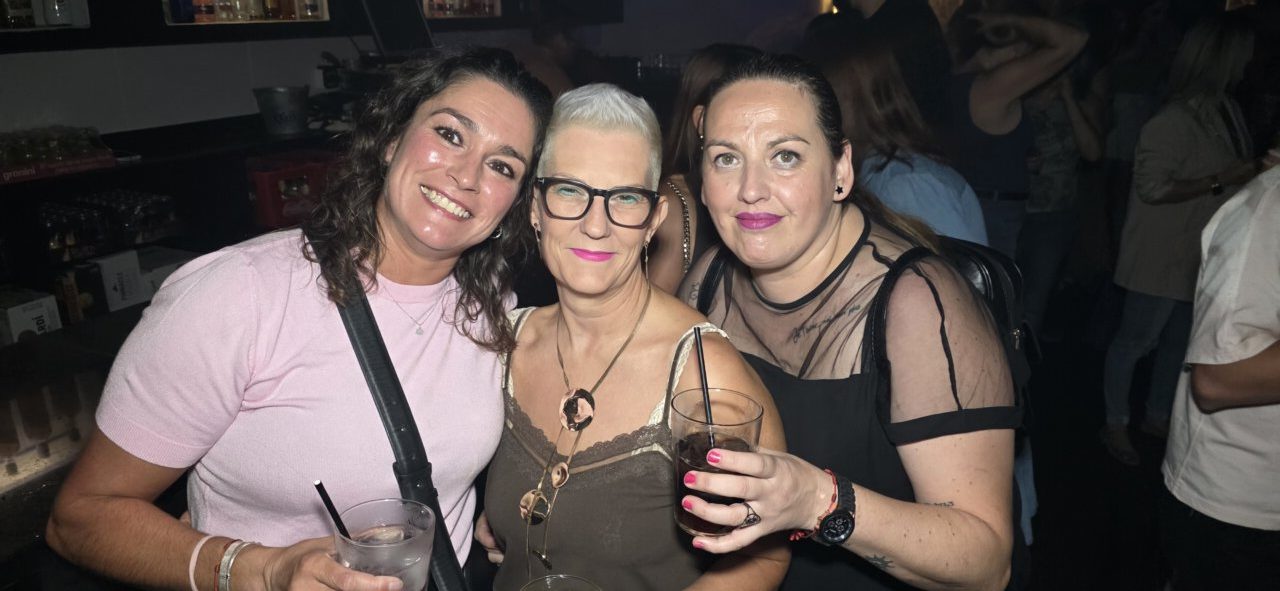 Tres mujeres disfrutando en la fiesta de los 80 y 90 en Ponferrada