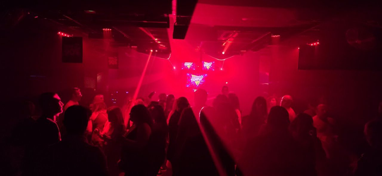Personas bailando en la fiesta de los 80 y 90 en Ponferrada