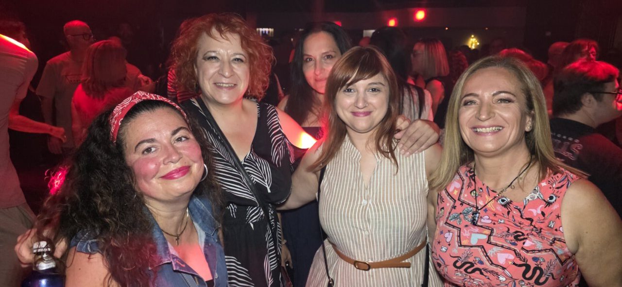 Grupo de amigas disfrutando en la fiesta de los 80 y 90 en Ponferrada