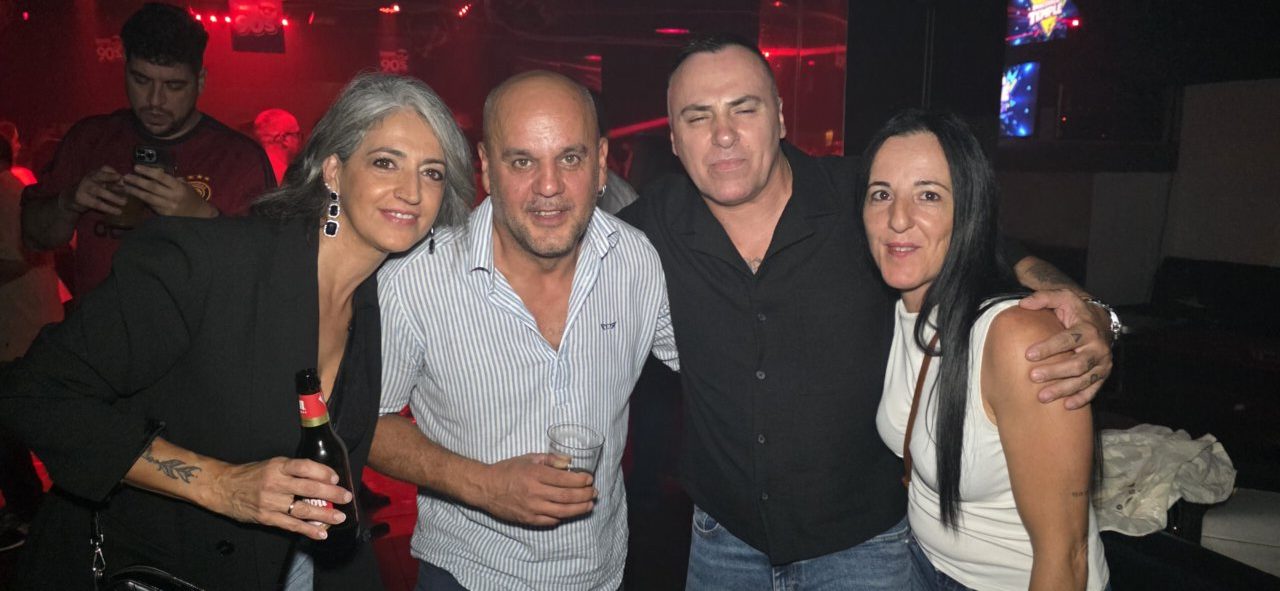 Grupo de amigos disfrutando en la fiesta de los 80 y 90 en Ponferrada