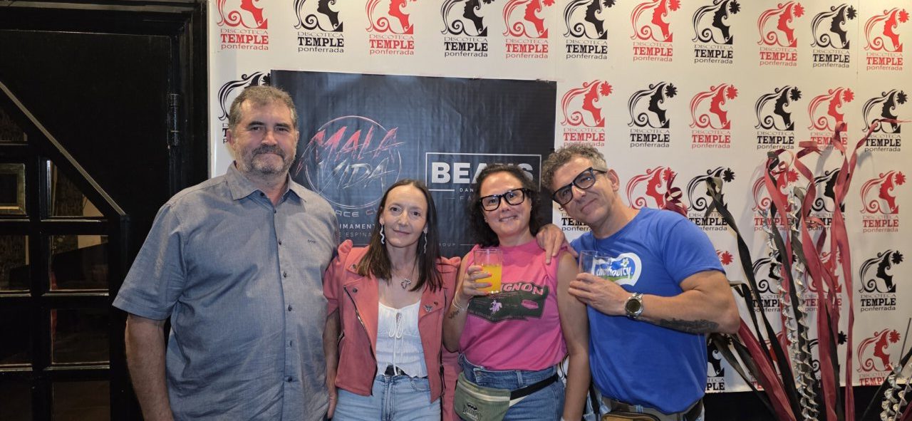 Grupo de amigos disfrutando en la fiesta de los 80 y 90 en Ponferrada