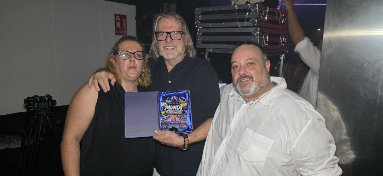 Tres personas posando en la Fiesta de los 80 y 90 en Ponferrada