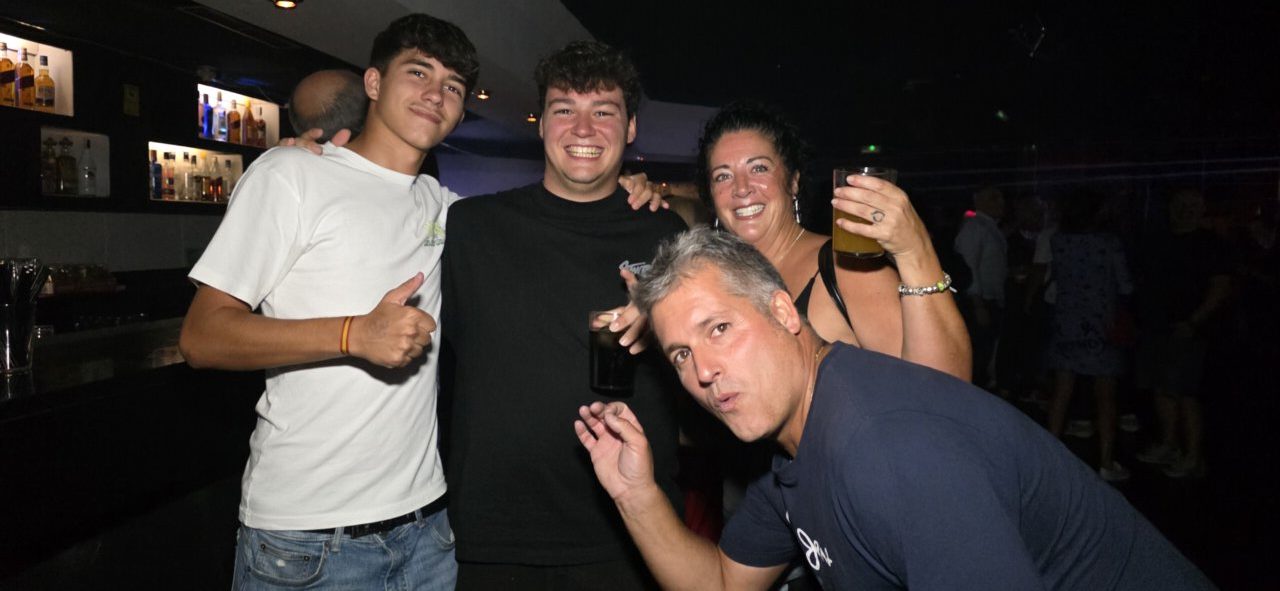Grupo de amigos disfrutando en la fiesta de los 80 y 90 en Ponferrada