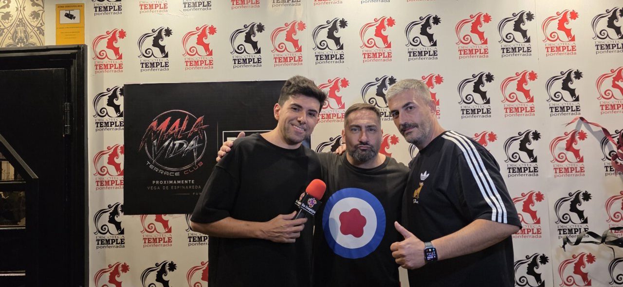 Tres personas posando en la Fiesta de los 80 y 90 en Ponferrada