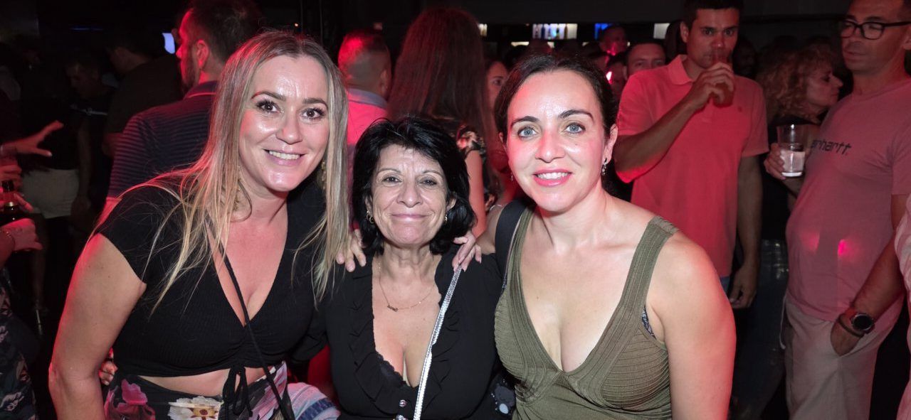 Grupo de personas disfrutando en la fiesta de los 80 y 90 en Ponferrada