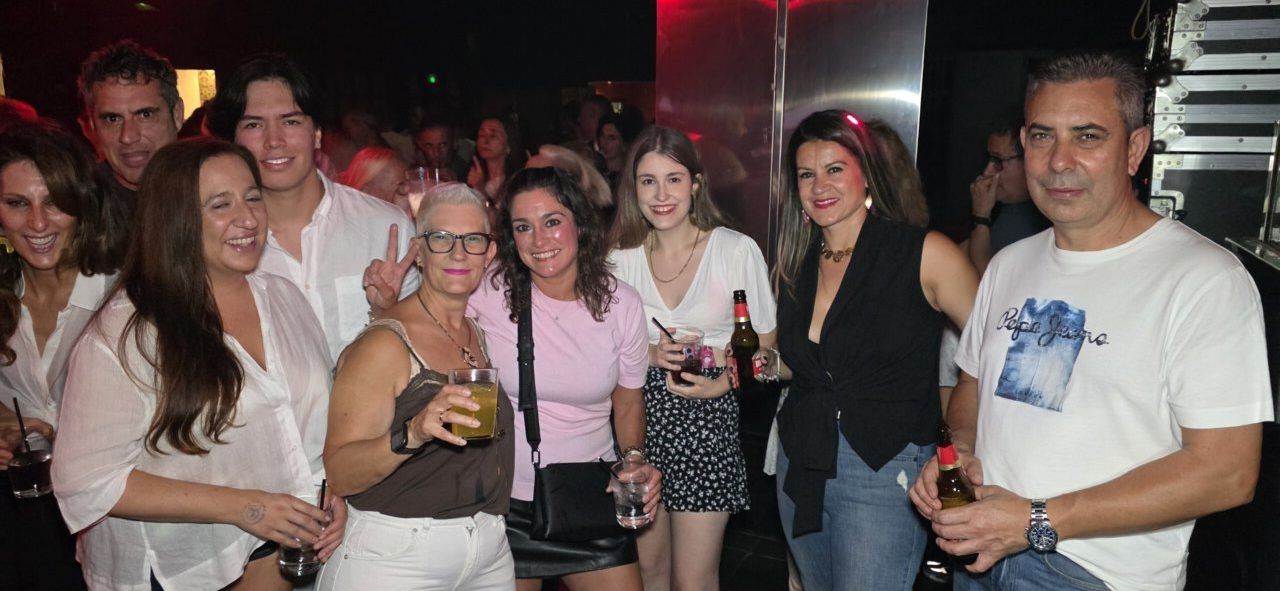 Grupo de personas disfrutando en la fiesta de los 80 y 90 en Ponferrada