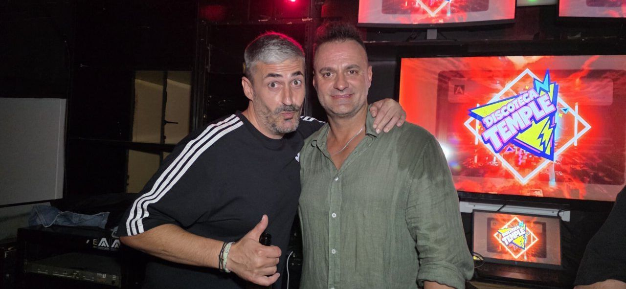 Dos hombres posando en la Fiesta de los 80 y 90 en Discoteca Temple