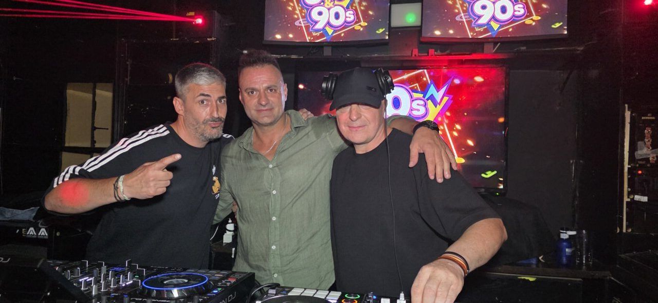 Tres hombres posando en la discoteca Temple durante la fiesta de los 80 y 90