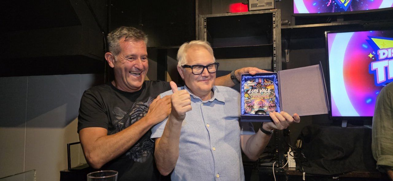 Dos hombres sonrientes en la fiesta de los 80 y 90 en Ponferrada